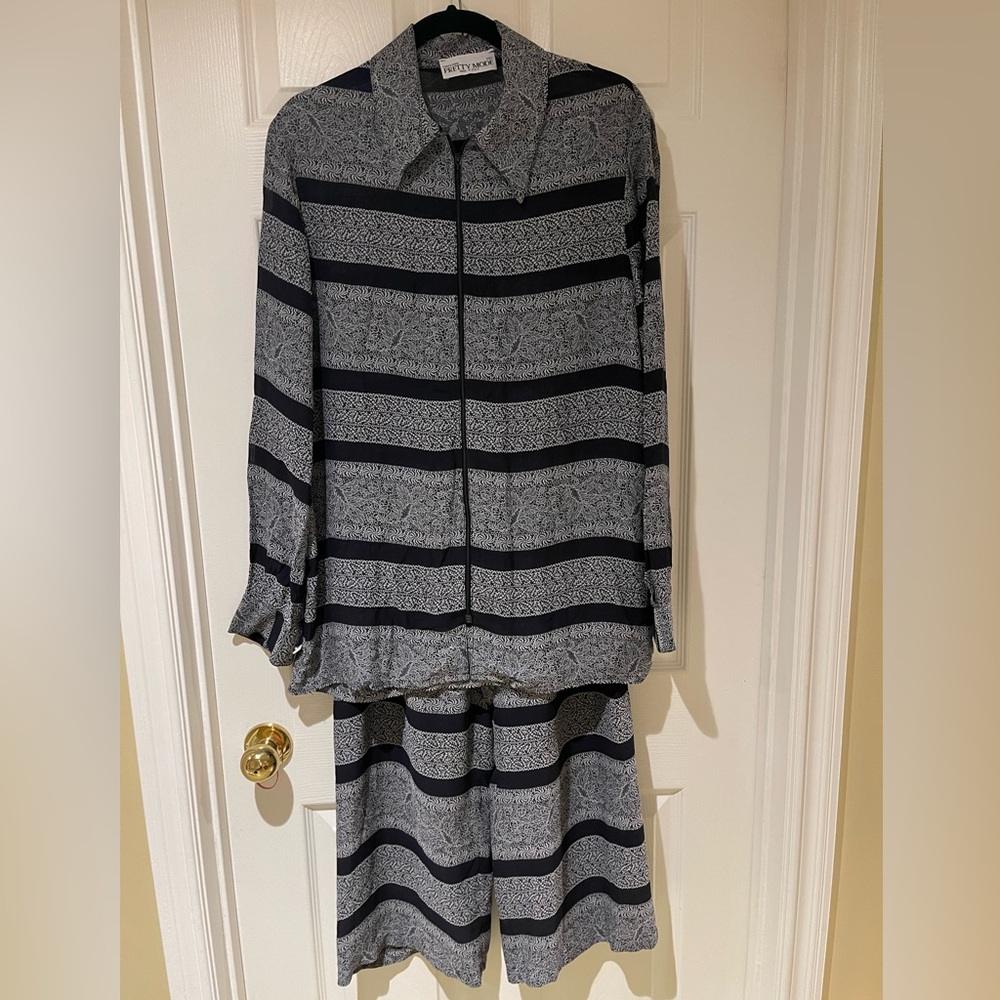 Sz S loose fitting Gray and Black Striped suit made in Italy. Pants fully lined.